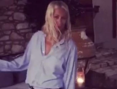 Με βρεγμένα μαλλιά και τζιν σορτσάκι χορεύει η Μαρία Μπακοδήμου (βίντεο)